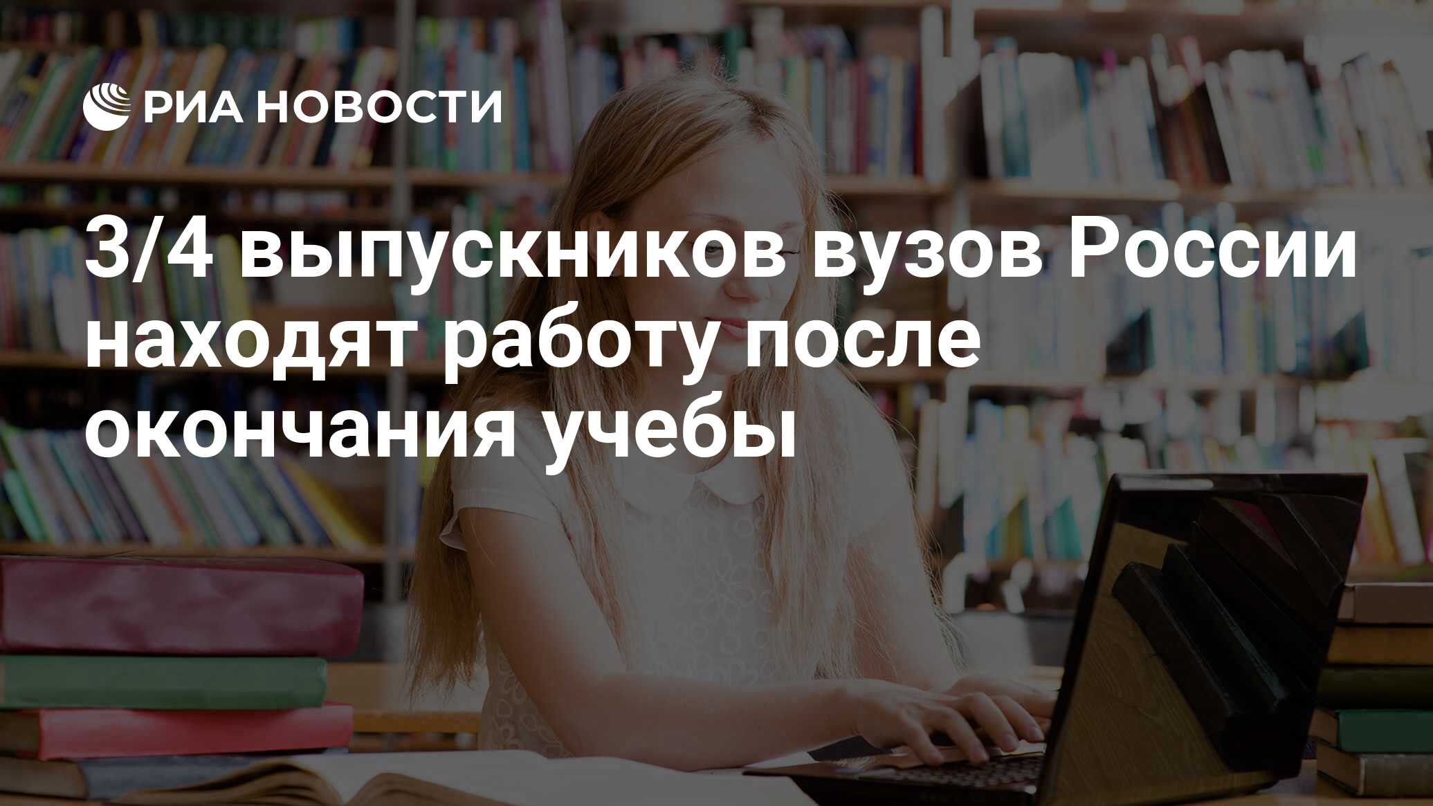 Читаем электронную библиотеку. Библиотекарь за компьютером. Учеба в библиотеке. Компьютеры в библиотеке. Библиотекарь и компьютер.