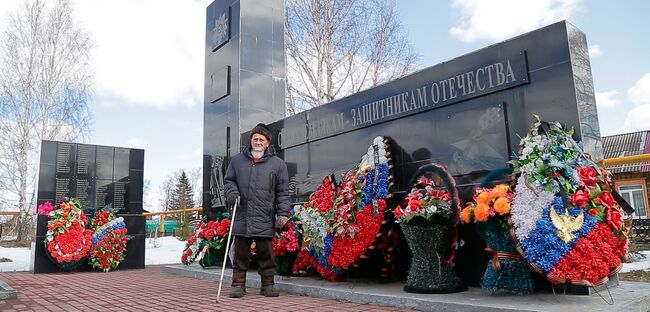 «Хоть какая-то память осталась»: пенсионер пел на улице, чтобы заработать на обелиск другу-ветерану