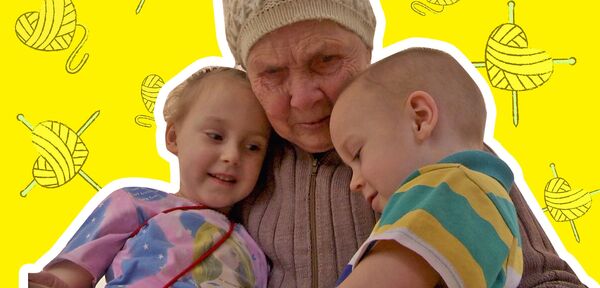 88-летняя бабушка вяжет подарки малышам в детском доме
