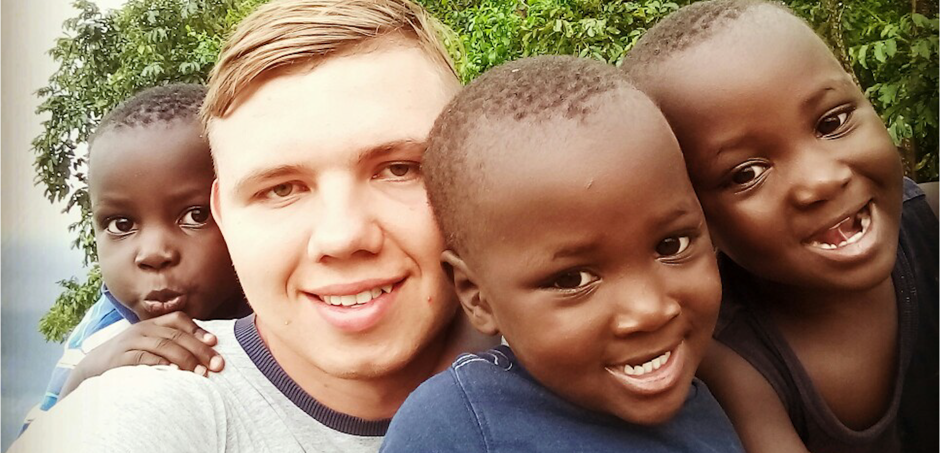 Кенийские дети. Волонтеры в Африке. Волонтер в Африке с детьми. Волонтеры в африку