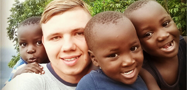 Победил рак крови и уехал волонтером в Африку: история Кирилла Джигуна