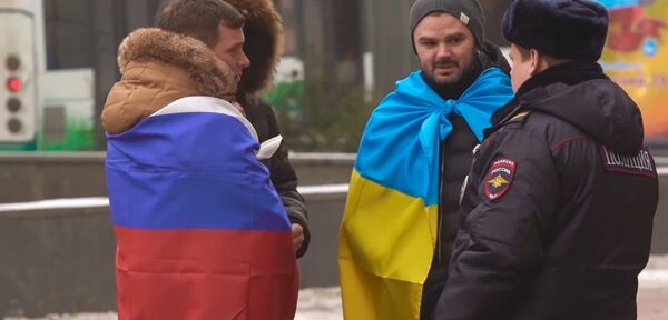С украинским флагом по российским улицам. Реакция прохожих