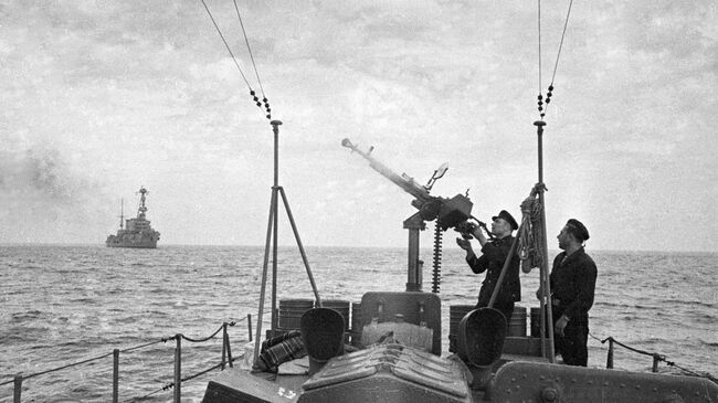 Советские моряки наводят зенитный пулемет на вражеский самолет