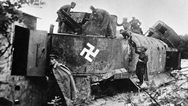 Подбитый фашистский бронепоезд в Гомеле