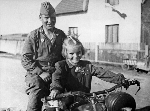 Село Чимелице, 1945 год. Советский солдат и чешская девочка