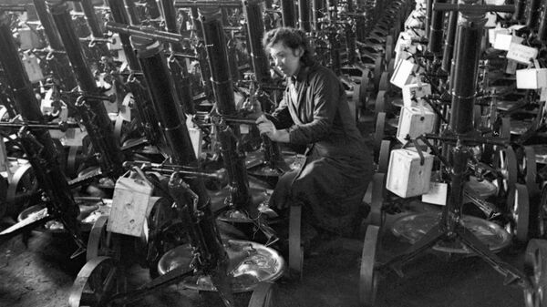 Работница завода подготавливает минометы к отправке на фронт во время Великой Отечественной войны. Февраль 1942 года 