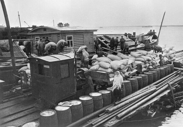 Доставка продовольствия по Ладожскому озеру на барже в осажденный Ленинград. Сентябрь 1942 года 