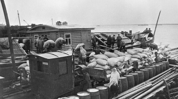 Доставка продовольствия по Ладожскому озеру на барже в осажденный Ленинград. Сентябрь 1942 года 