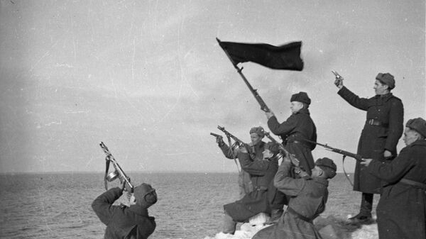 Советские солдаты салютуют в честь выхода к побережью Балтийского моря. Март, 1945 года. 3- й Белорусский фронт. Восточная Пруссия