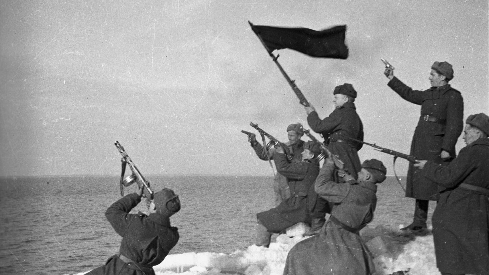 Советские солдаты салютуют в честь выхода к побережью Балтийского моря. Март, 1945 года. 3- й Белорусский фронт. Восточная Пруссия - РИА Новости, 1920, 08.02.2022