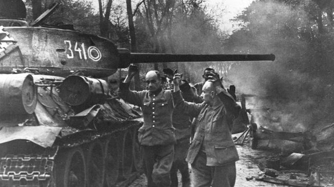 Фашисты сдаются в плен, 1945 год