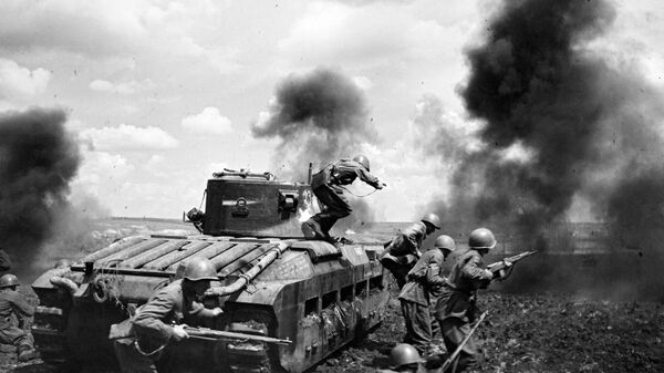 Танковый десант майора Мозгова идет в бой в районе Змиева. Юго-Западный фронт, сентябрь 1942 год