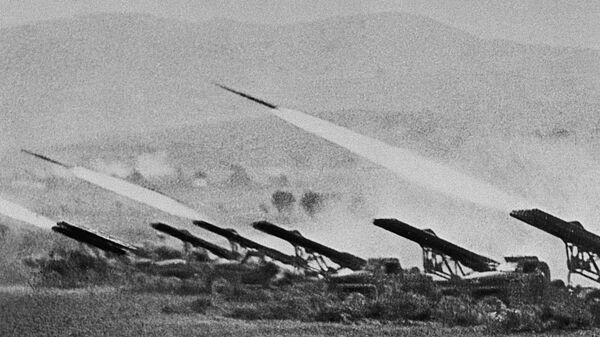 Реактивные установки залпового огня Катюши наносят удар по врагу во время Сталинградской битвы в октябре 1942 года