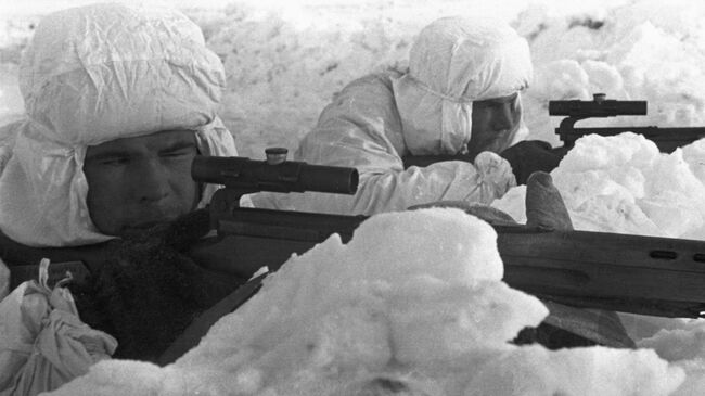 Снайпер сталинградского фронта гвардии старшина Николай Ильин (слева) и снайпер М. Лапа. Декабрь 1942 года Снайпер сталинградского фронта гвардии старшина Николай Ильин (слева) и снайпер М. Лапа. Декабрь 1942 года