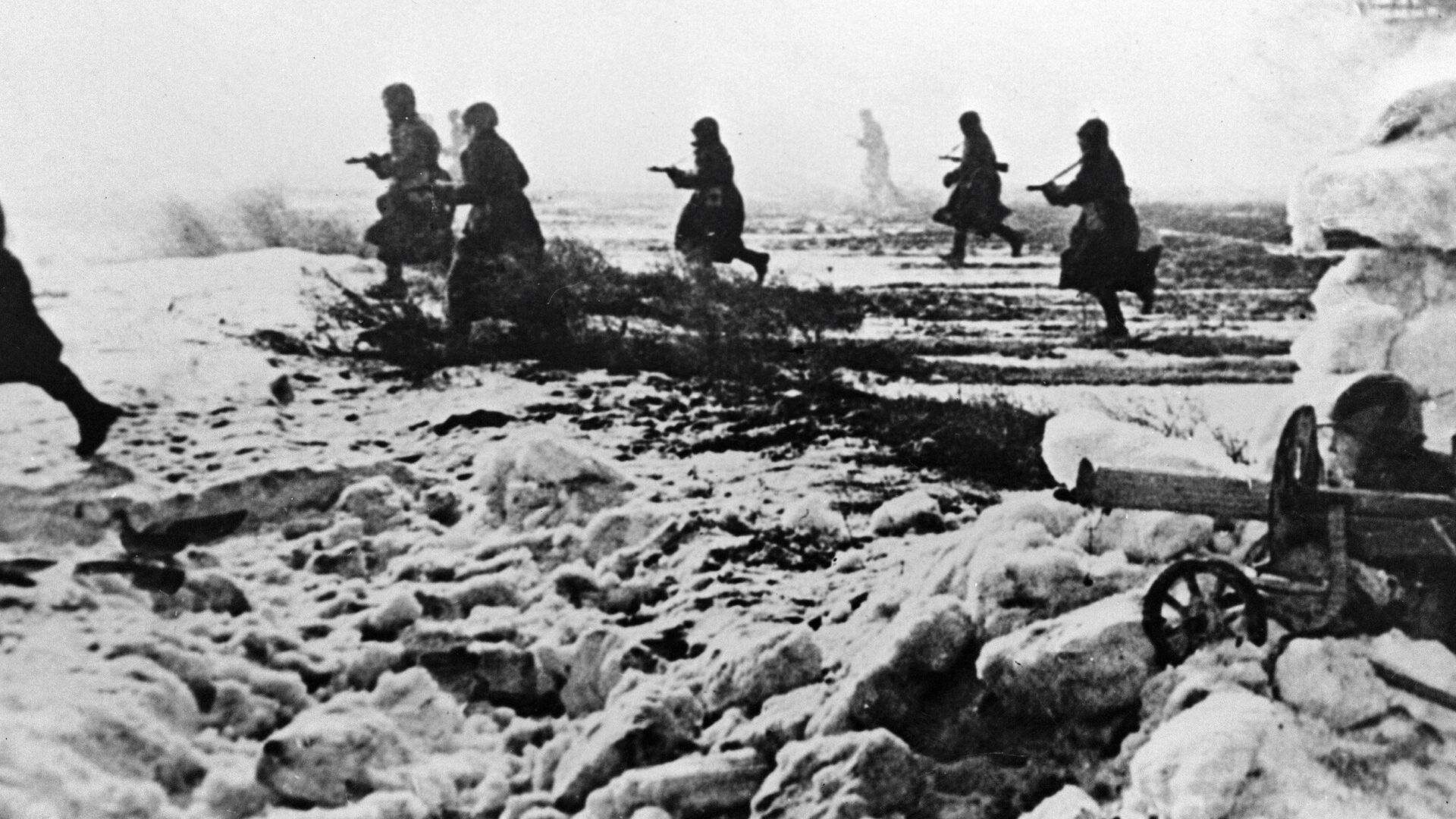 Пехота идет в атаку после мощной артиллерийской подготовки, Ленинград - РИА Новости, 1920, 19.09.2022