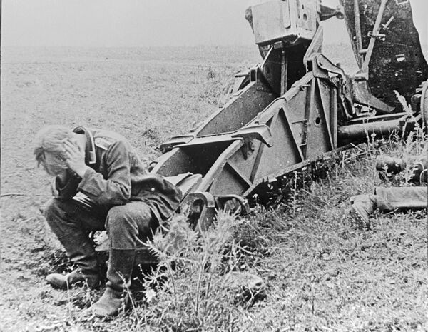 Немецкий солдат у разбитой пушки. Орловско-Курское направление. 1944 год.