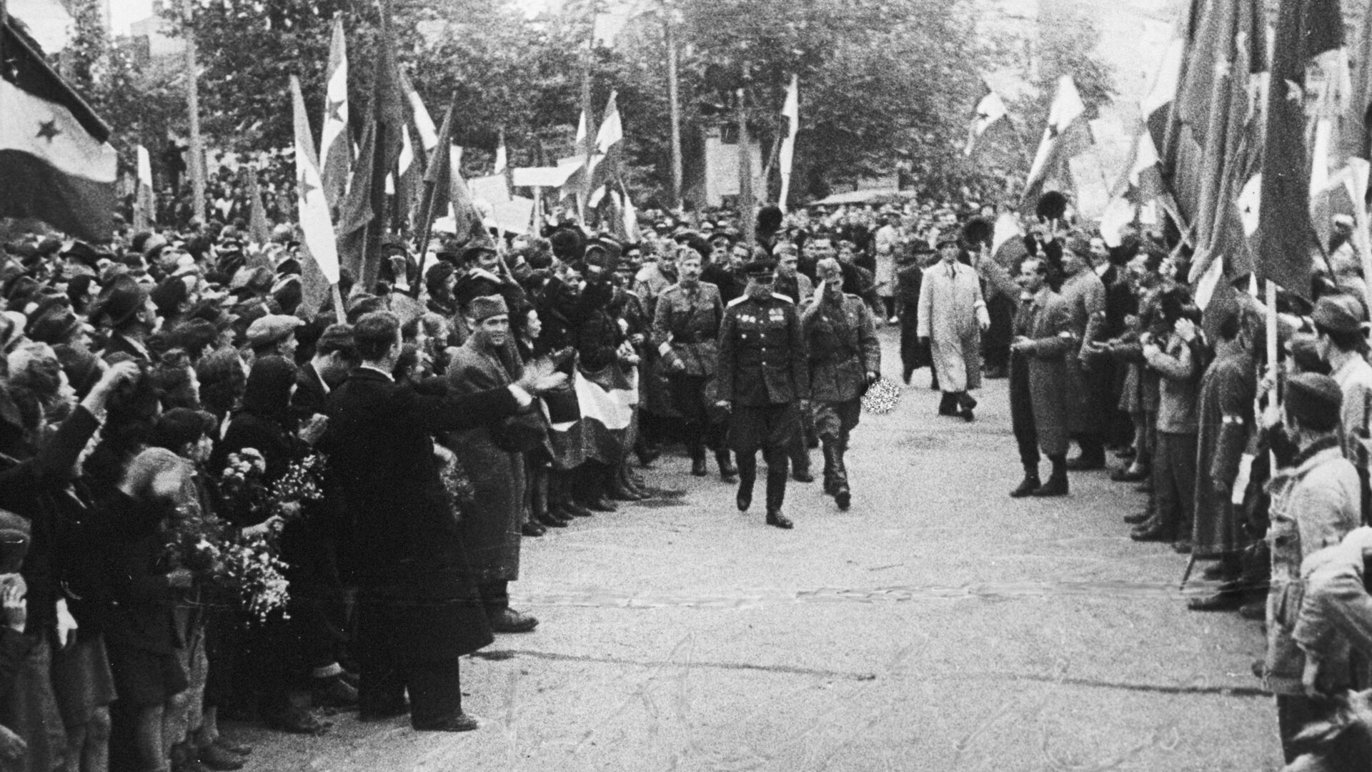 Советские войска и югославские партизаны входят в Белград - РИА Новости, 1920, 20.10.2024